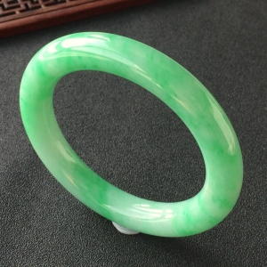 (超值推荐)糯冰种飘翠圆条手镯(57.2mm)