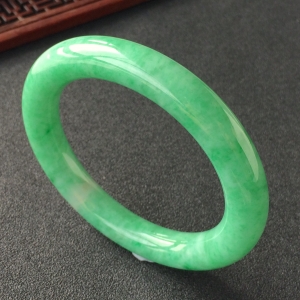 (超值推荐)糯冰种飘翠圆条手镯(56.7mm)