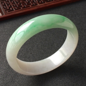 (超值推荐)糯冰种飘翠手镯(57.5mm)