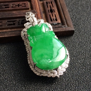(超值推荐)糯冰种翠色镶白金钻石福袋胸坠