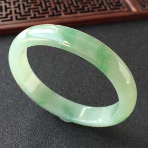(超值推荐)糯冰种飘绿花贵妃镯(55.4mm-49mm)