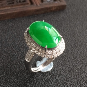 (超值推荐)糯冰种阳绿镶白金钻石戒指