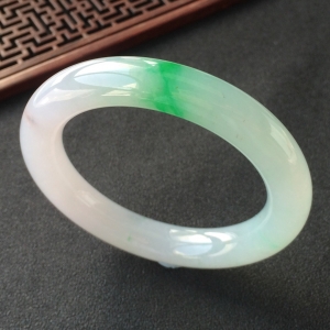 (超值推荐)糯冰种飘翠圆条手镯(56.1mm)