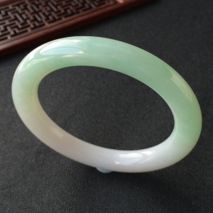 (超值推荐)糯冰种晴水略飘翠圆条手镯(58.5mm)
