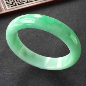 (超值推荐)糯冰种飘翠手镯(56mm)