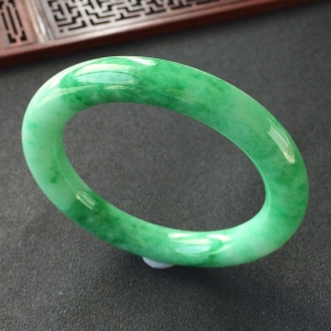 (超值推荐)糯冰种飘翠圆条手镯(56.7mm)