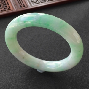 (超值推荐)糯冰种飘翠圆条手镯(56.1mm)