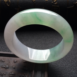 （超值推荐）糯冰种略飘花手镯（56.3mm）