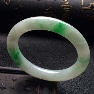 （超值推荐）糯冰种飘翠圆条手镯（54mm）
