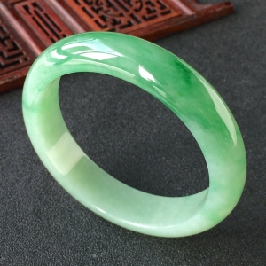 (超值推荐)糯冰种飘翠手镯(57.5mm)