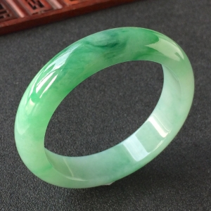 (超值推荐)糯冰种飘翠手镯(52.5mm)