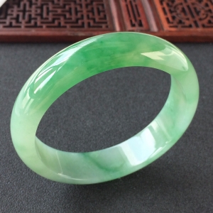 (超值推荐)糯冰种飘翠手镯(58.5mm)