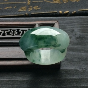 （超值推荐）糯冰种飘花马鞍扳指