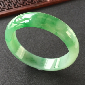 (超值推荐)糯冰种飘翠手镯(55.5mm)