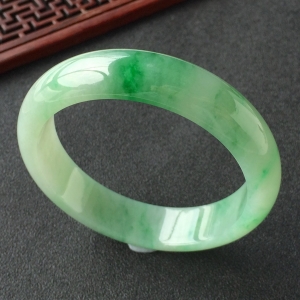 (超值推荐)糯冰种飘翠手镯(57.5mm)