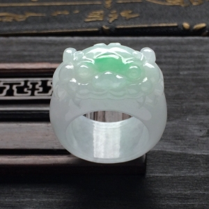 （超值推荐）糯冰种略飘翠饕餮扳指
