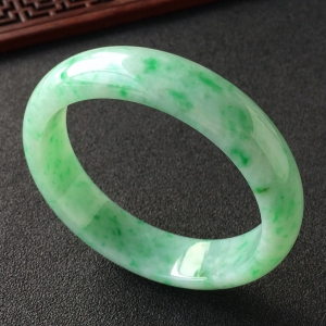 (超值推荐)糯冰种飘翠手镯(55.8mm)