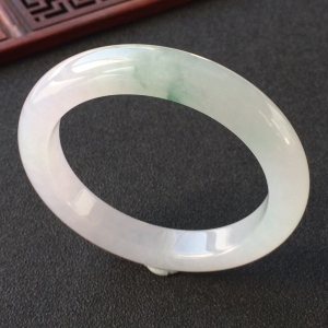 (超值推荐)糯冰种晴水略飘花手镯(51.5mm)