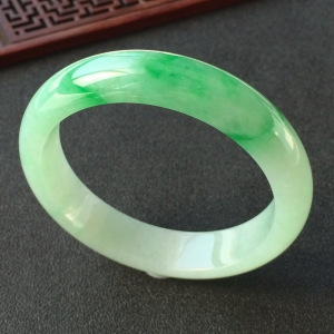 (超值推荐)糯冰种飘翠手镯(56.4mm)