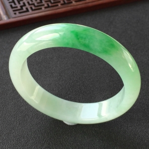 (超值推荐)糯冰种飘翠手镯(54.6mm)