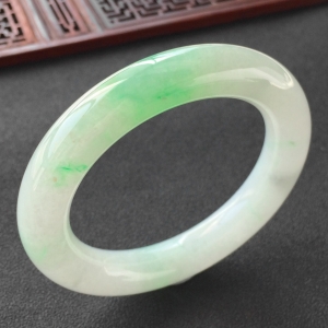 (超值推荐)糯冰种飘翠圆条手镯(56.2mm)