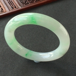 (超值推荐)糯冰种飘翠圆条手镯(56.3mm)