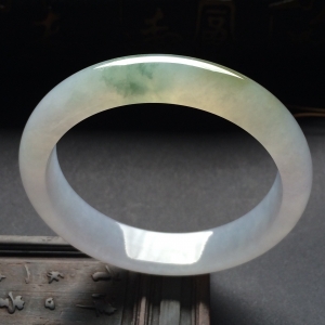 （超值推荐）糯冰种略飘花手镯（55.3mm）