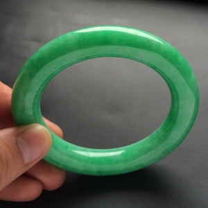 （超值推荐）糯冰种豆绿圆条手镯（54.7mm）