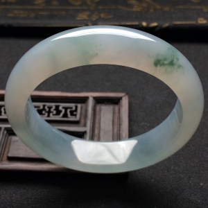 （超值推荐）糯冰种略飘花手镯（52.7mm）
