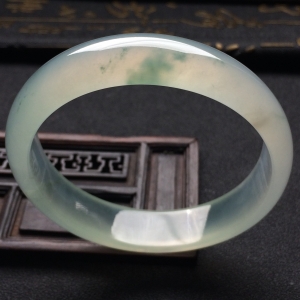 （超值推荐）冰种略飘花贵妃镯（57.5mm-51.8mm）