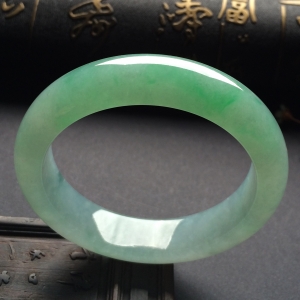 （超值推荐）糯冰种晴水略飘翠手镯（56.9mm）