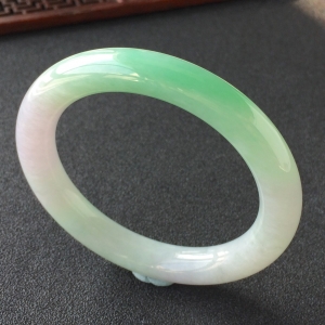 (超值推荐)糯冰种淡春带彩圆条手镯(55.4mm)