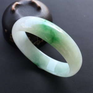 (超值推荐)糯冰种飘绿花手镯(55.7mm)