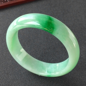 (超值推荐)糯冰种飘翠手镯(56.6mm)