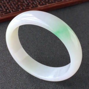 (超值推荐)糯冰种略飘翠手镯(52.3mm)