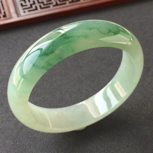 (超值推荐)糯冰种飘花手镯(60.7mm)