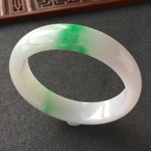 (超值推荐)糯冰种淡春带彩手镯(55.4mm)