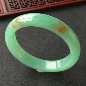 (超值推荐)糯冰种绿晴水略飘黄花手镯(55.2mm)