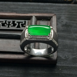 （超值推荐）镶白金钻石冰种翠色马鞍戒指（男戒）