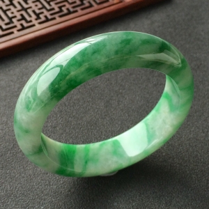 (超值推荐)糯冰种飘翠手镯(54.3mm)