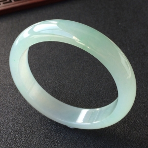 (超值推荐)糯冰种晴水略飘花手镯(57mm)