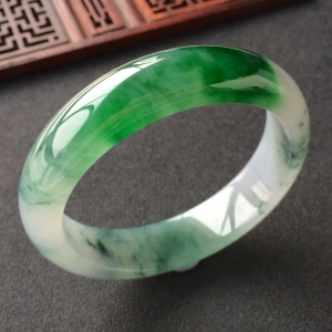 (超值推荐)糯冰种飘花带翠手镯(57mm)