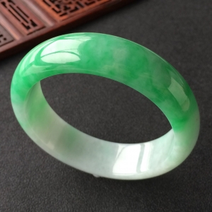 (超值推荐)糯冰种飘翠手镯(58.2mm)