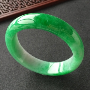 (超值推荐)糯冰种翠色手镯(56.7mm)