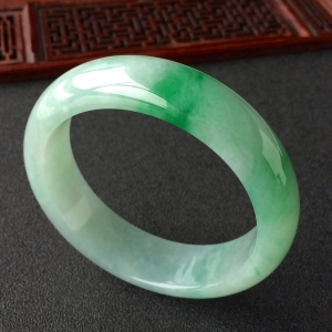 (超值推荐)糯冰种飘翠手镯(56.4mm)