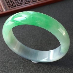 (超值推荐)糯冰种飘翠手镯(56.5mm)