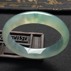 （超值推荐）冰种略飘花手镯（57mm）