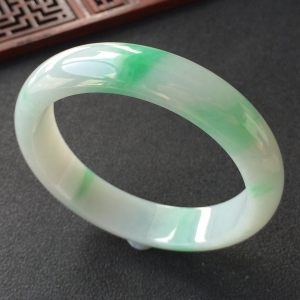 (超值推荐)糯冰种飘翠手镯(58mm)