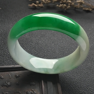 （超值推荐）糯冰种阳绿手镯（58.2mm）
