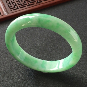 (超值推荐)糯冰种飘翠手镯(61.5mm)